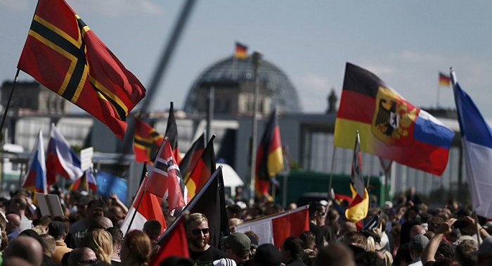 Des milliers de manifestants anti-Merkel à Berlin - VIDEO